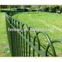 Cerca decorativa do jardim da cor verde / cerca usada do jardim
